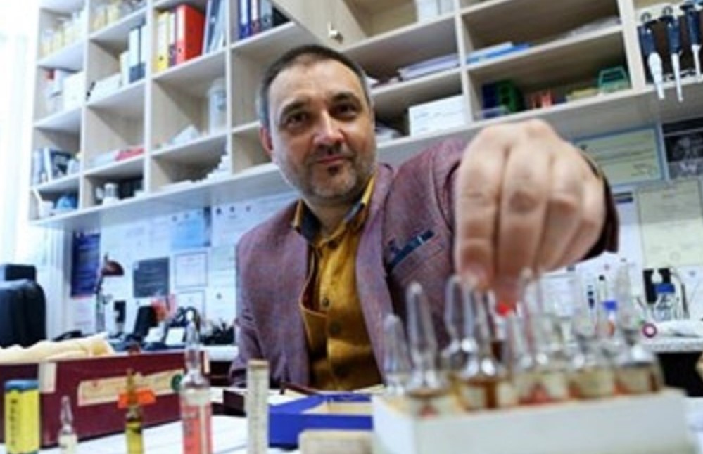 Имунологът проф Андрей Чорбанов от БАН показа прототипа на българската